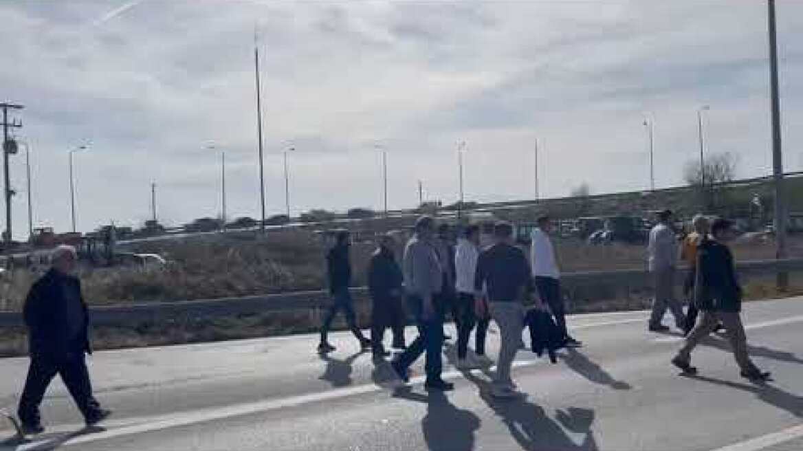Αγρότες απέκλεισαν την Αθηνών – Θεσσαλονίκης πριν τα διόδια των Μαλγάρων