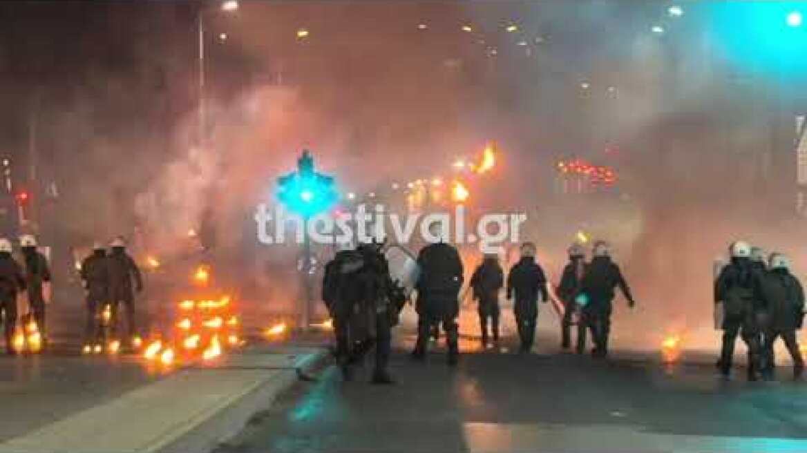 Επίθεση με μολότοφ σε ΜΑΤ στο κέντρο της Θεσσαλονίκης, ζημιές σε αυτοκίνητα Thestival.gr Επεισόδια