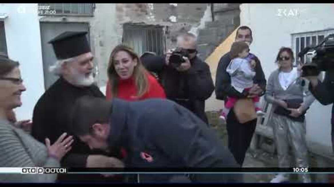 Ο Χαρδαλιάς χωρίς μάσκα φιλά το χέρι ιερέα