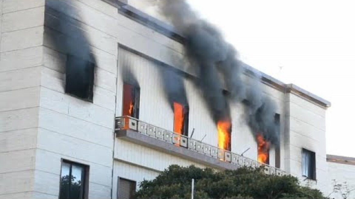 ليبيا: سيارة مفخخة وإطلاق نار في هجوم على مقر الخارجية في طرابلس…