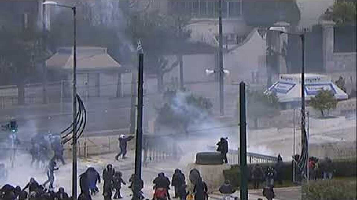 Δείτε εικόνα από τα προβοκάτσια έξω από τη Βουλή