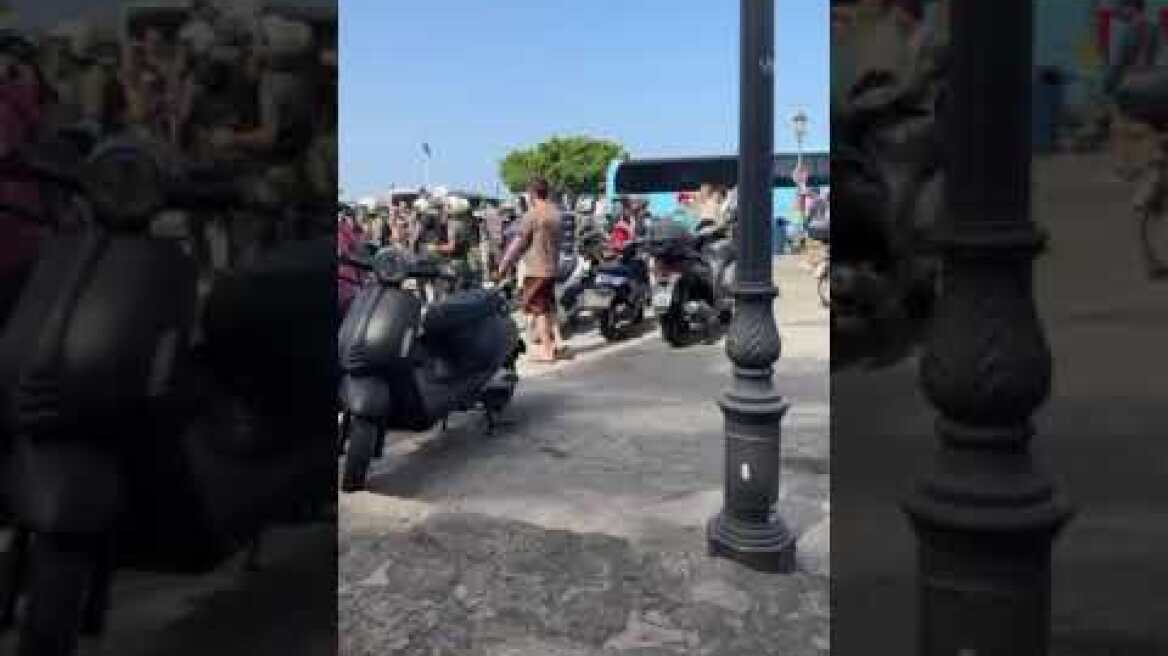 Δύο κόσμοι στη Ρόδο για τους Ισραηλινούς τουρίστες: Συγκέντρωση και συλλήψεις – Υποδοχή με γλυκά και κεράσματα Ρόδος: Προσαγωγές και ένταση πριν τη διαμαρτυρία για το ισραηλινό κρουαζιερόπλοιο (1)