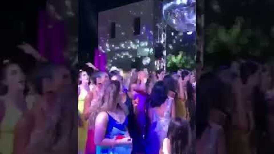 Η Χριστίνα Μπόμπα πετάει την ανθοδέσμη