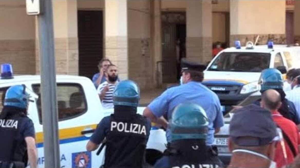 Tensione a Mondragone tra italiani e la comunità bulgara: sedie dai balconi e auto assaltate