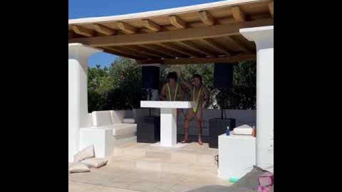 Ο Φέντεζ ποζάρει με το μαγιό του Μπόρατ