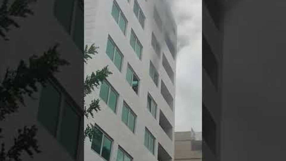 Βίντεο από τo φλεγόμενο ξενοδοχείο στη Συγγρού