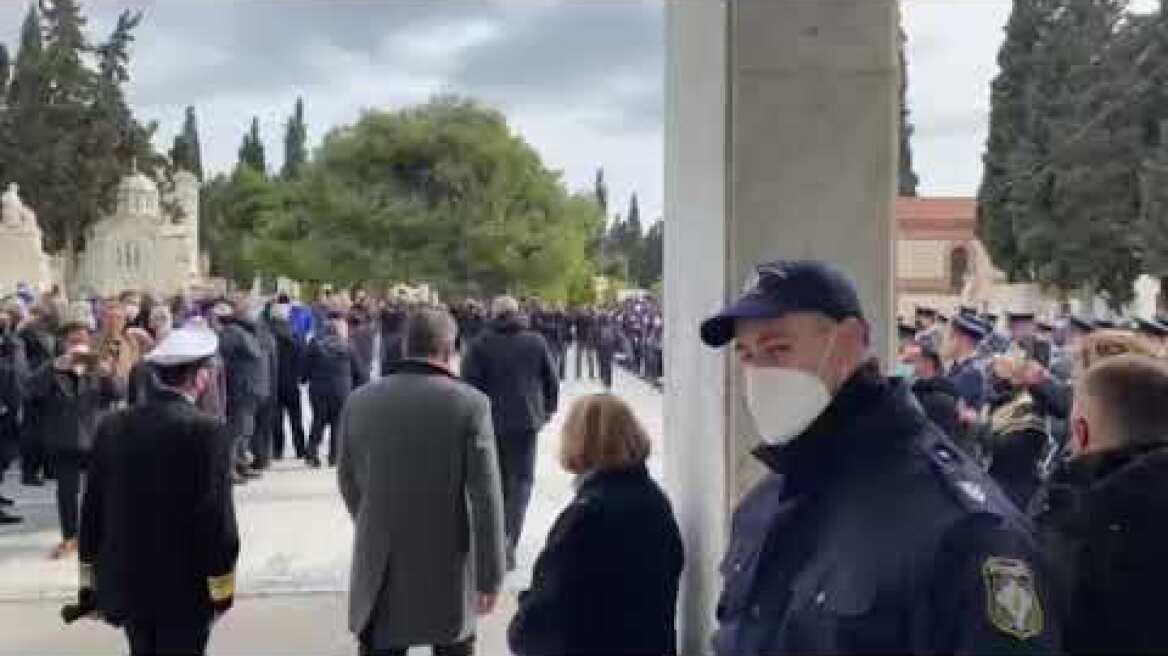 Άφιξη Πρωθυπουργού στη κηδεία της Μαριέττας Γιαννάκου