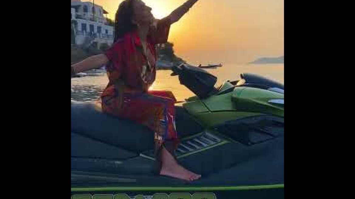 Η Μαρία Σολωμού χορεύει πάνω σε jet ski