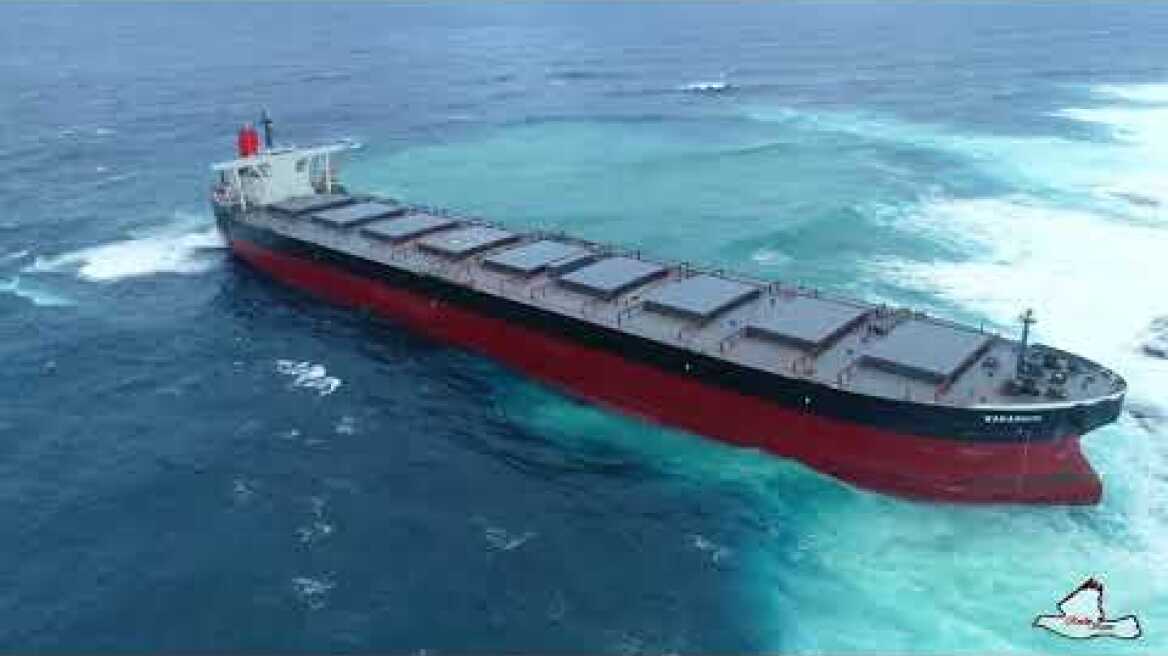 Φορτηγό πλοίο 300 μέτρων κόλλησε σε ύφαλο