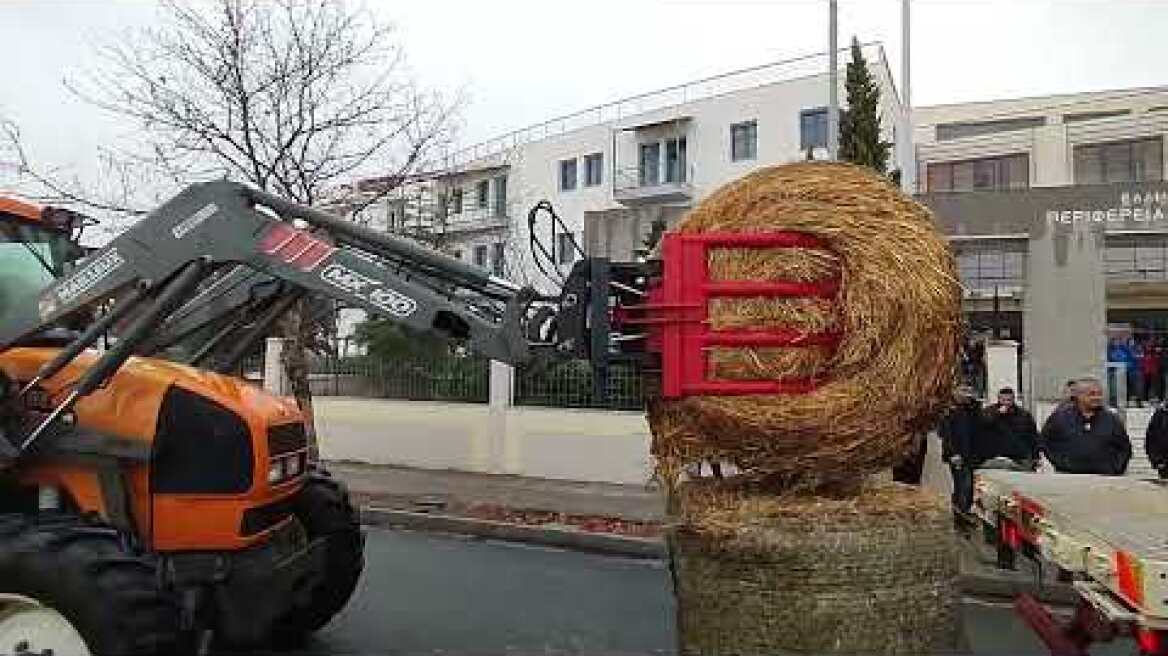 μπάλες άχυρα στην περιφέρεια από τους αγρότες