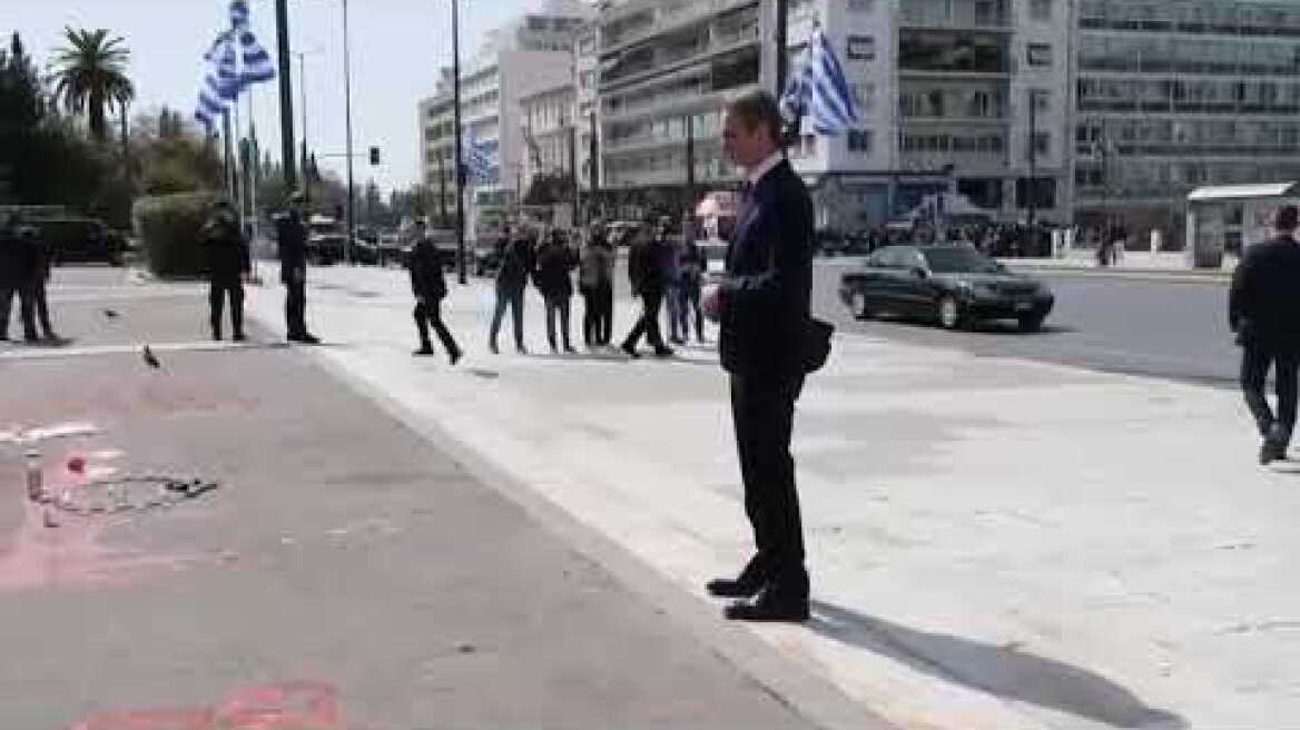 Ο Μητσοτάκης υποκλίθηκε μπροστά από το σημείο με τα ονόματα των 57 θυμάτων των Τεμπών