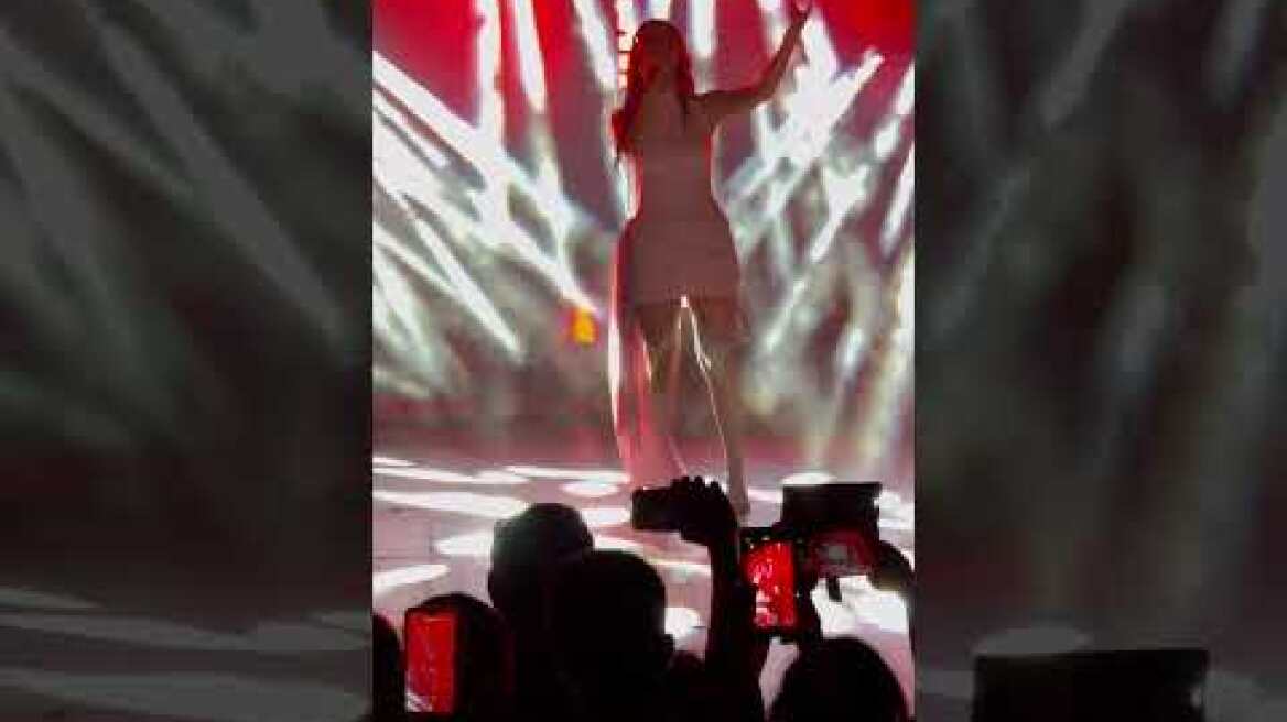 Η Klavdia στο κατάμεστο Βεάκειο θέατρο Πειραιά (2)