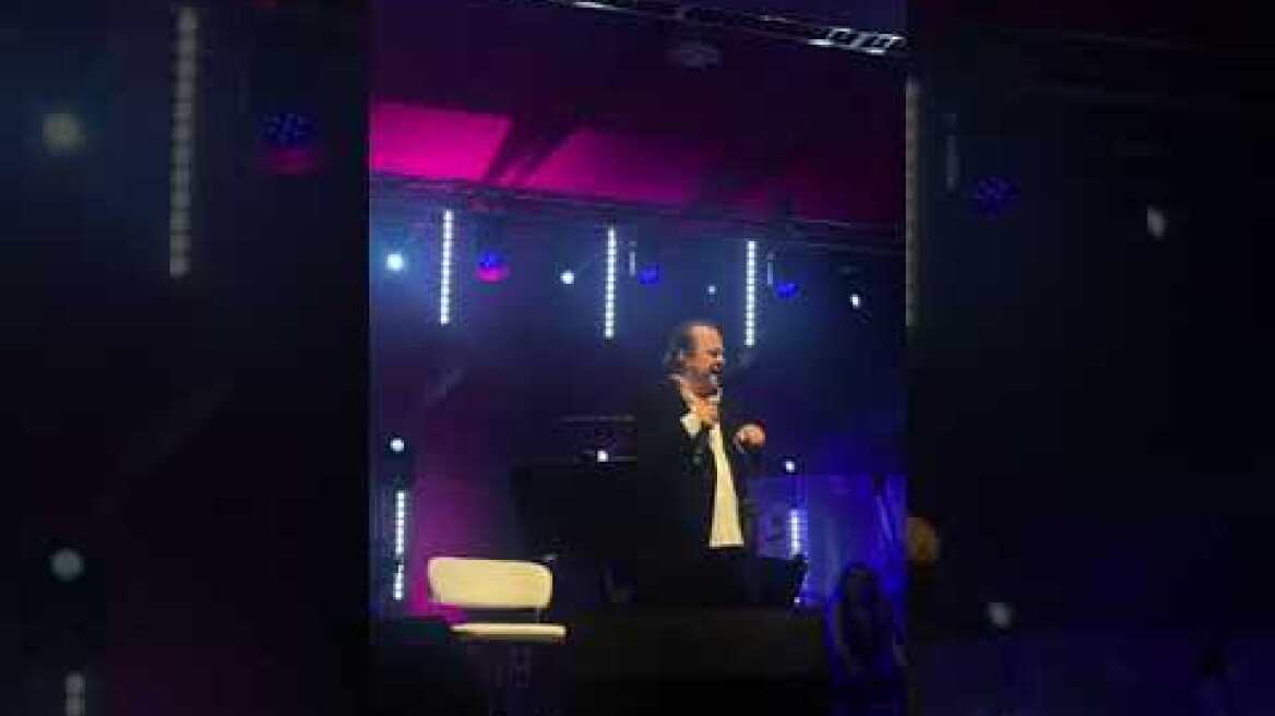 Ο Γιάννης Πάριος αποχαιρέτησε τον Βασίλη Καρρά στη σκηνή