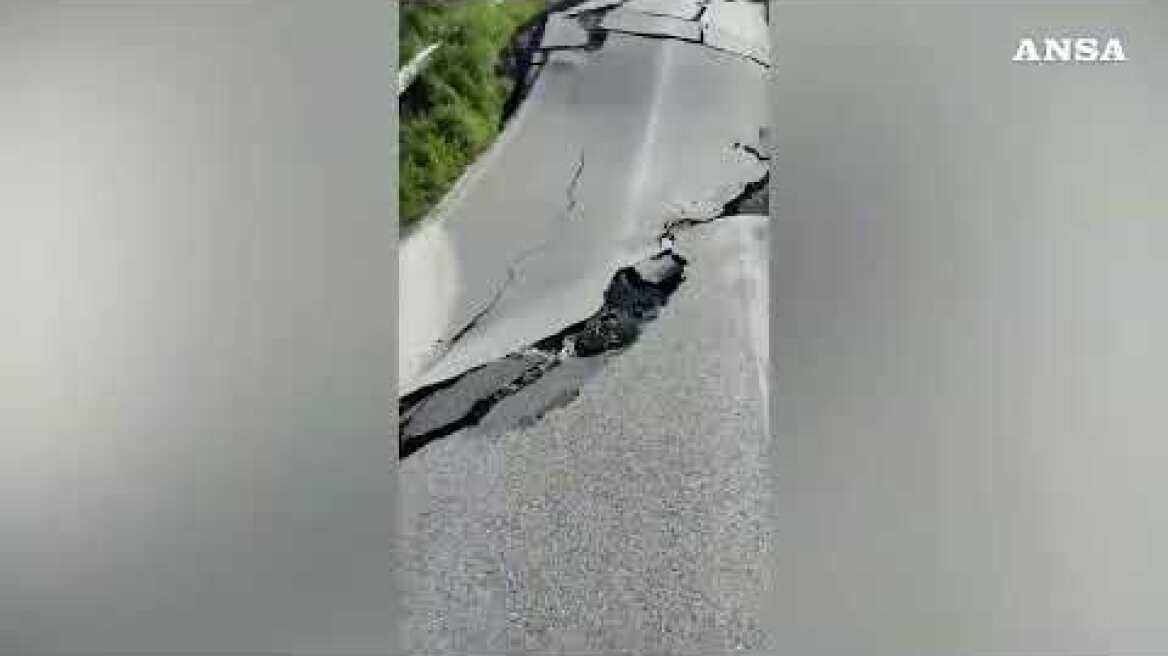 Si risveglia frana storica in Molise, chiusa A14 e linea ferroviaria#ansa #news 
