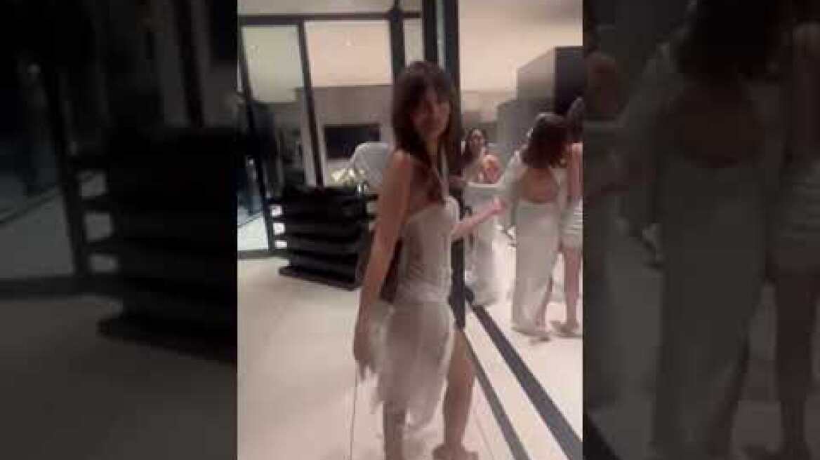 Emily Ratajkowski 'pops' it like it's hot at Hamptons party