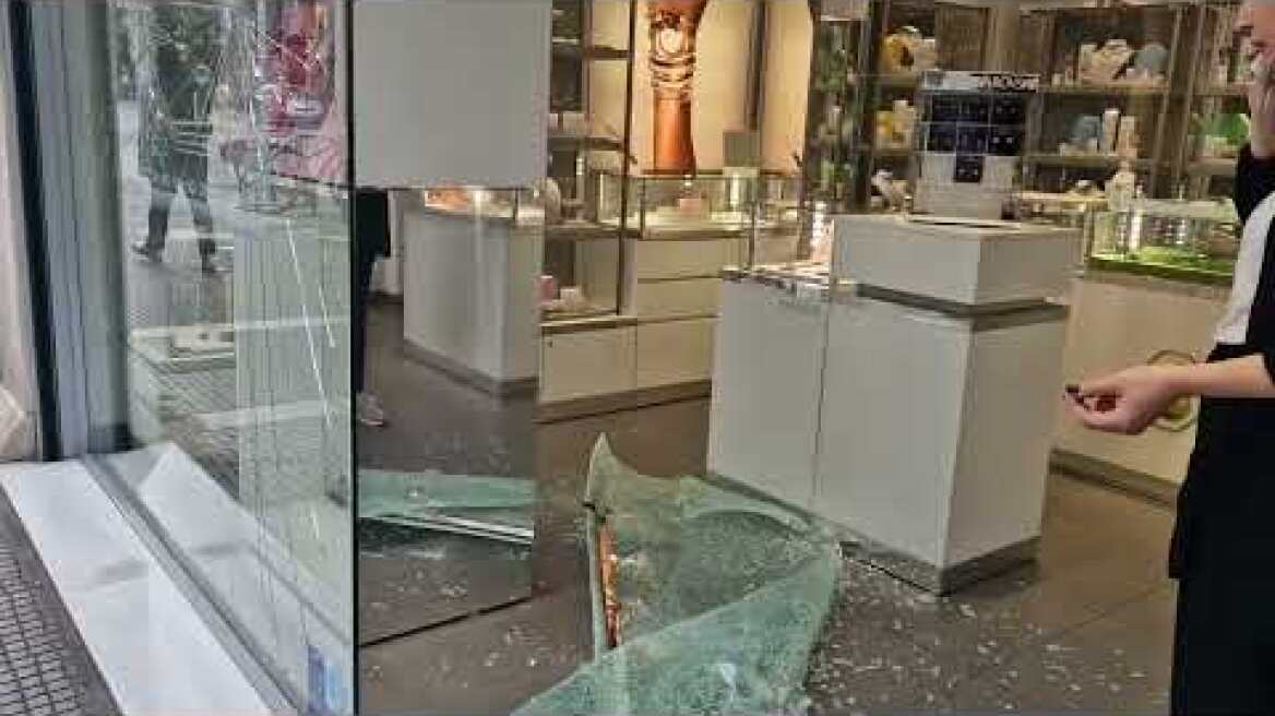 Θεσσαλονίκη: Αναρχικοί έσπασαν βιτρίνες και κάμερες από τράπεζες