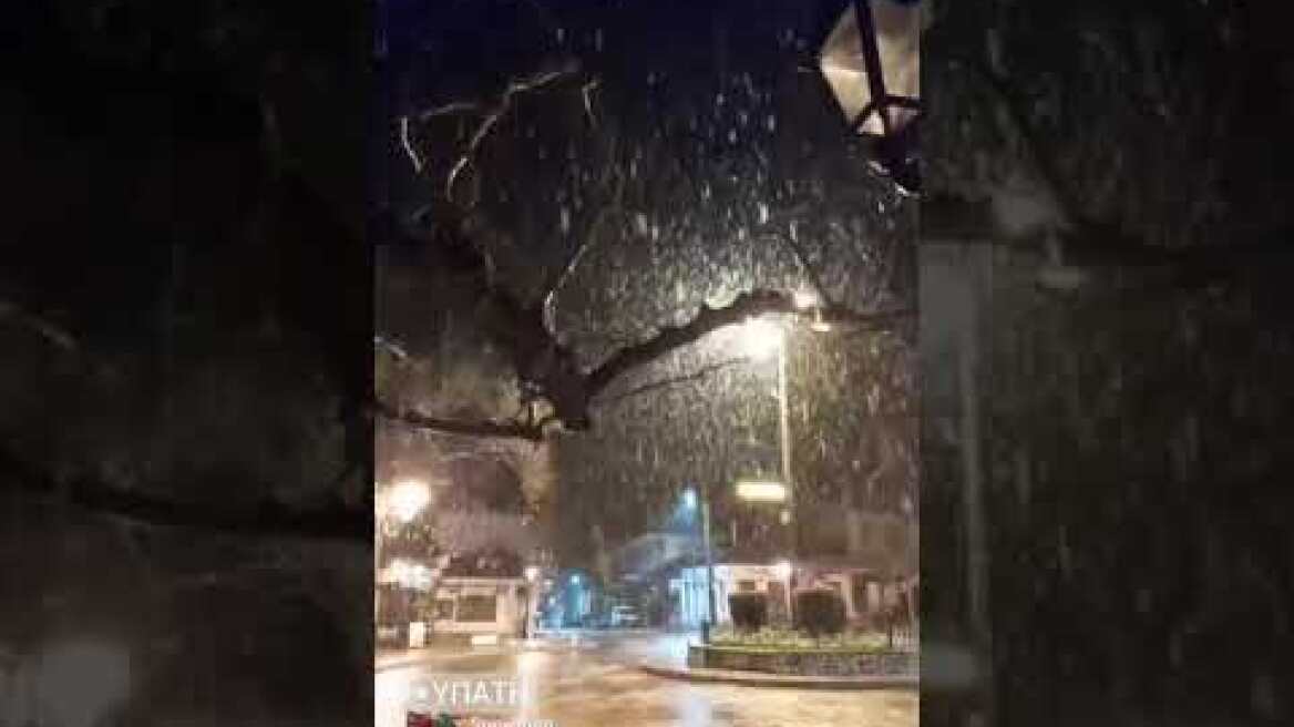 LamiaReport.gr: Ξεκίνησε να χιονίζει στην Υπάτη 2021