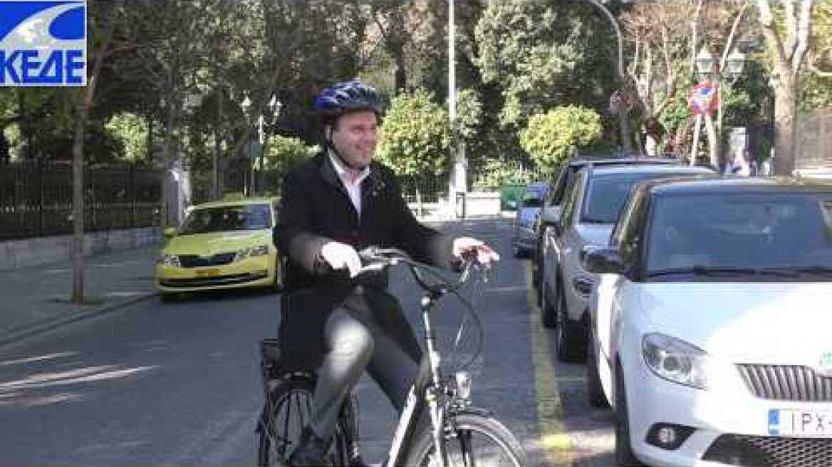 Μετακίνηση Προέδρου της ΚΕΔΕ Δημήτρη Παπαστεργίου στο Μέγαρο Μαξίμου με ηλεκτρικό ποδήλατο