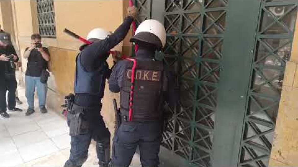 Επιχείρηση της ΕΛΑΣ για εκκένωση της κατάληψης στη Νομική Σχολή (4)