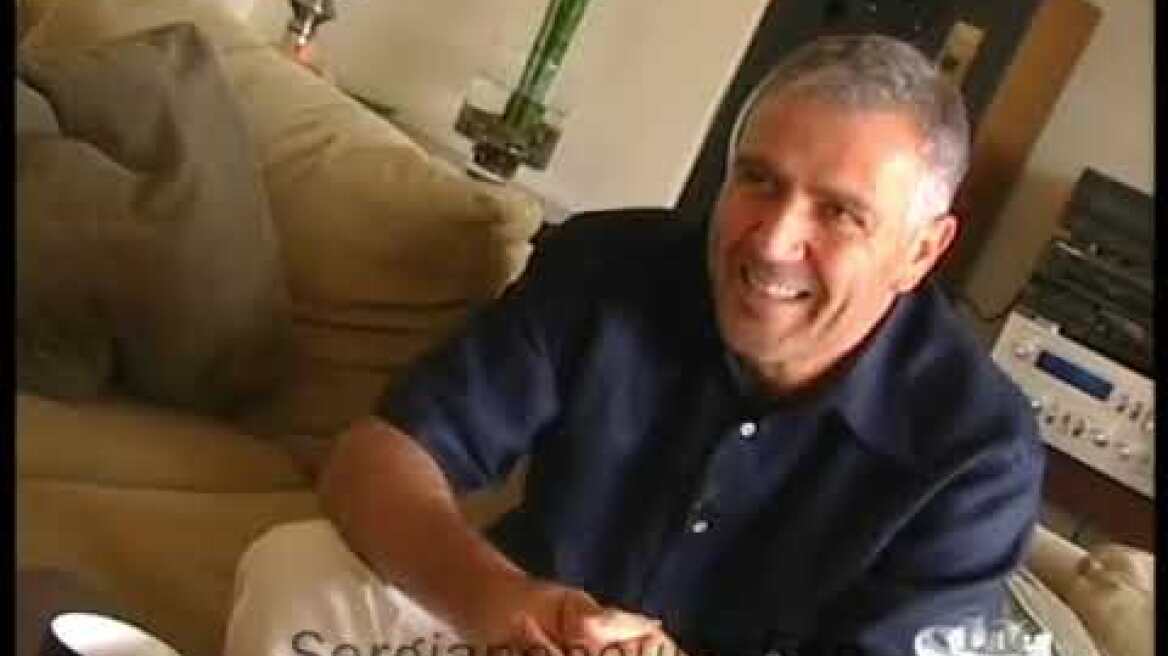 Ο Νίκος Σεργιανόπουλος στο σπίτι του στο Παγκράτι