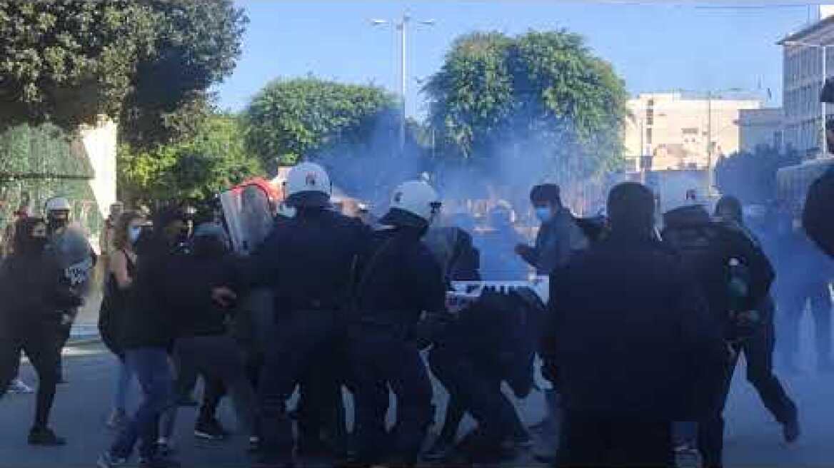 Ξύλο και καταστολή από τα ΜΑΤ σε συγκέντρωση στο κέντρο των Χανίων