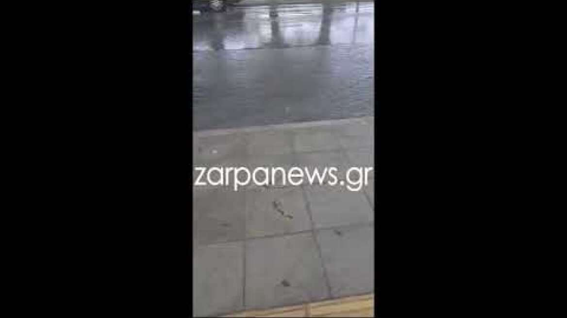 «Ποτάμια» οι δρόμοι σε Ηράκλειο και Χανιά, στο Παλαιόκαστρο δεν μπορούν να βγουν από τα σπίτια τους - Δείτε βίντεο και φωτογραφίες Δρόμοι μετατράπηκαν σε ποτάμια στην πόλη λόγω της βροχής