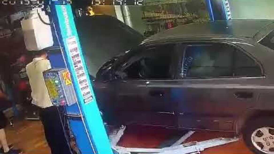 Κάμερα ασφαλείας σε συνεργείο αυτοκινήτων την στιγμή του σεισμού