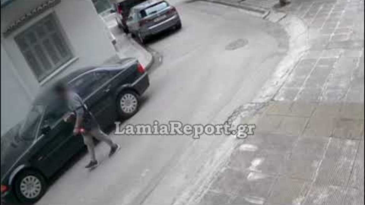 LamiaReport.gr: Νεαρός "ποντικός" ανοίγει αυτοκίνητο στη Λαμία