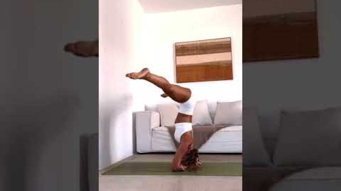 Κλέλια Ανδριολάτου κάνει yoga στο σαλόνι της