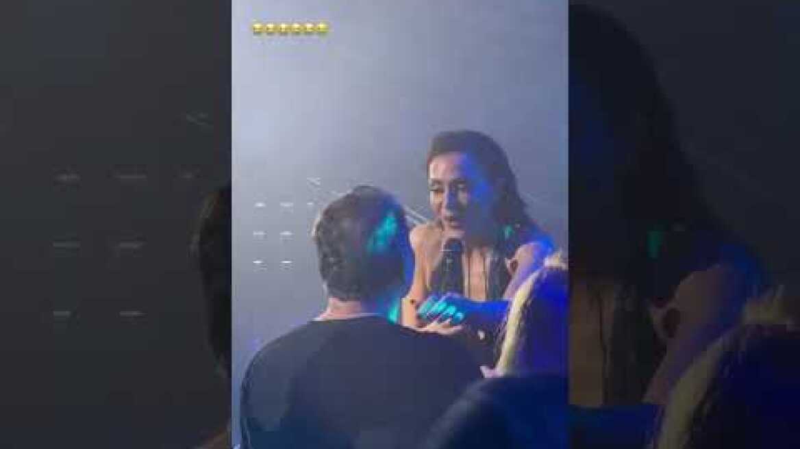 Το φιλί της Δέσποινας Βανδή στον Βασίλη Μπισμπίκη πάνω στη σκηνή