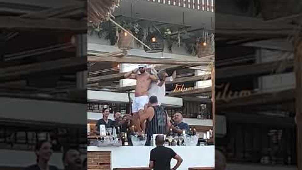 Ο Ηλίας Βρεττός με τη σύντροφό του σε beach bar της Κύμης (2)