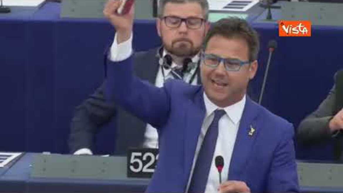 Il leghista Ciocca lancia cioccolato turco in Parlamento Europeo, la Presidente lo riprende