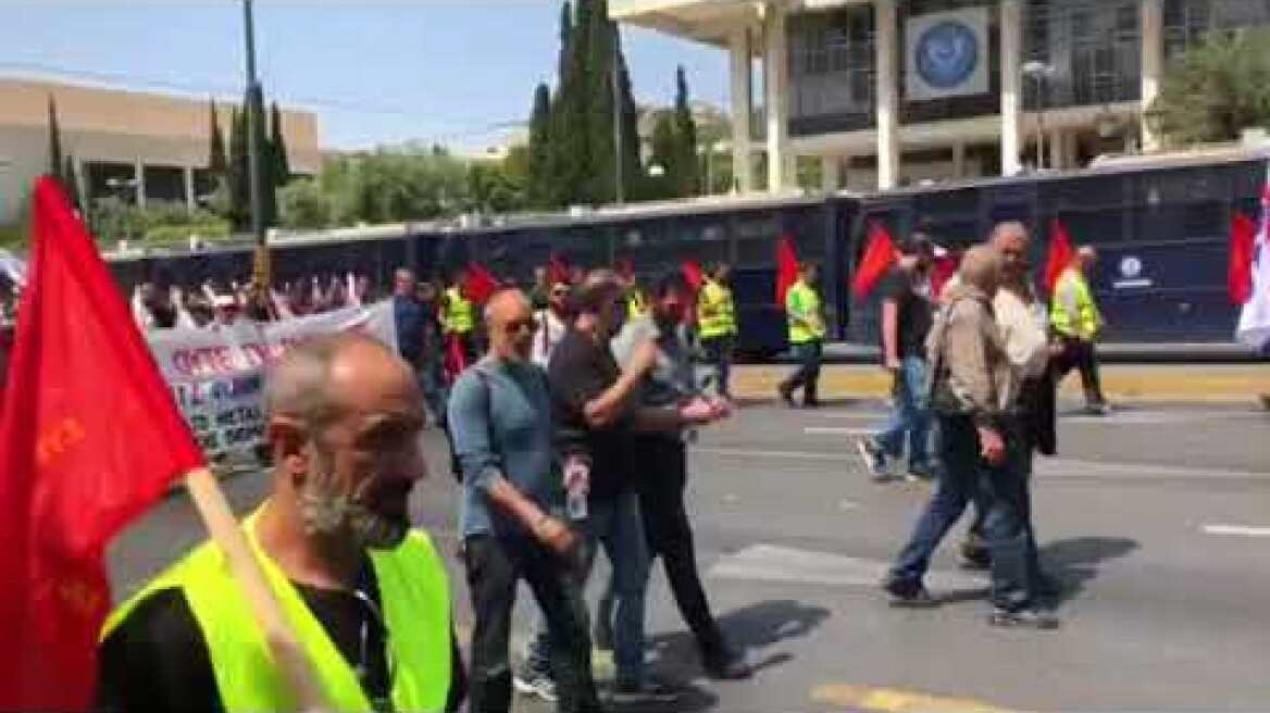 Στην αμερικανική πρεσβεία η κεφαλή της πορείας του ΠΑΜΕ