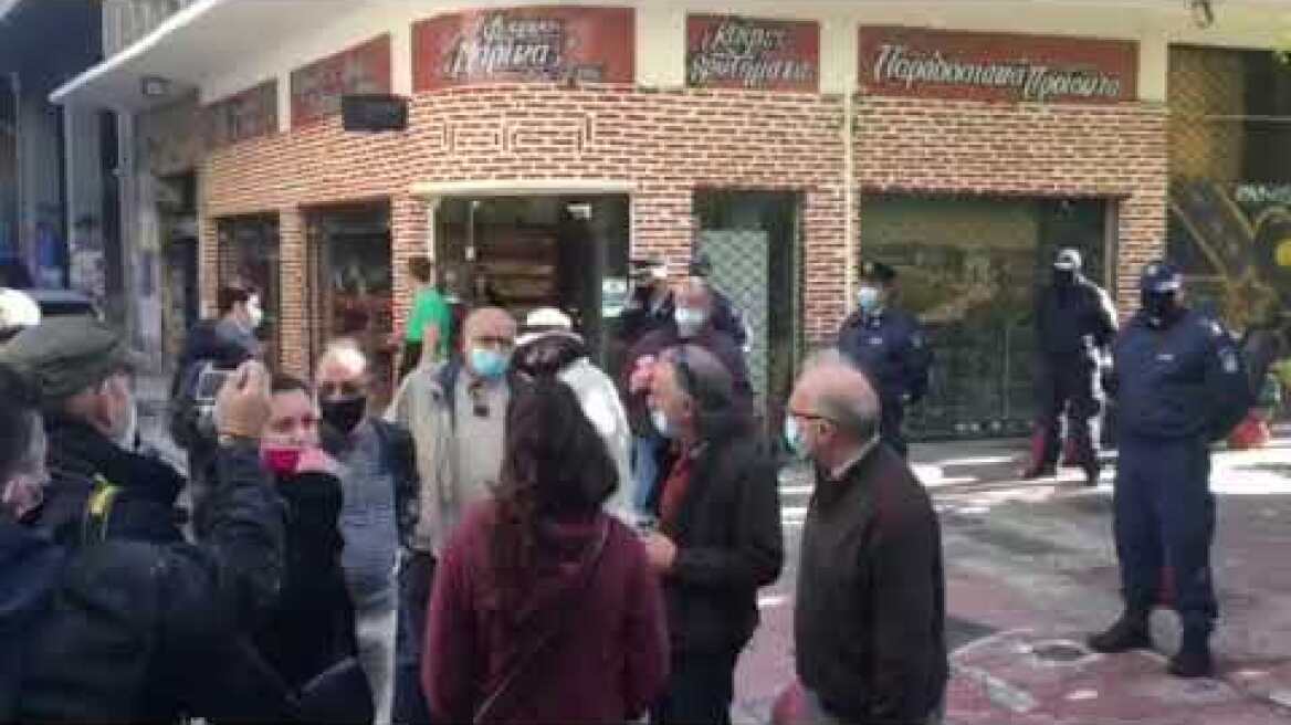 Συνθήματα για τον Αλέξη Γρηγορόπουλο από 4 άτομα