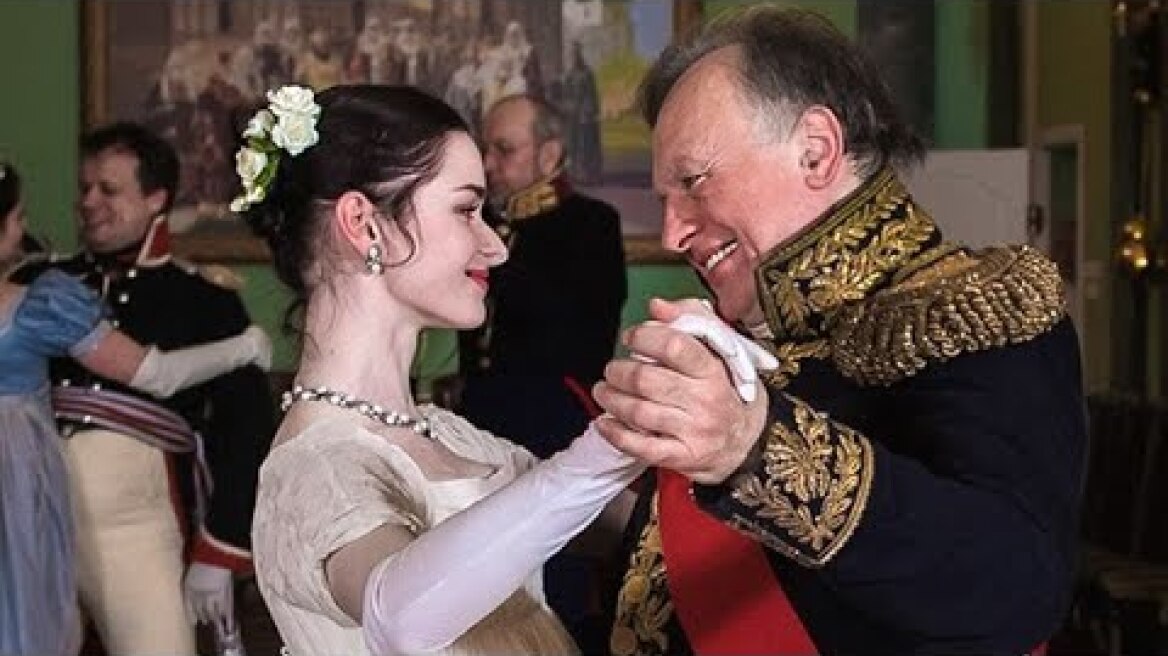 Олег Соколов танцует с Анастасией Ещенко на балу бонапартистов