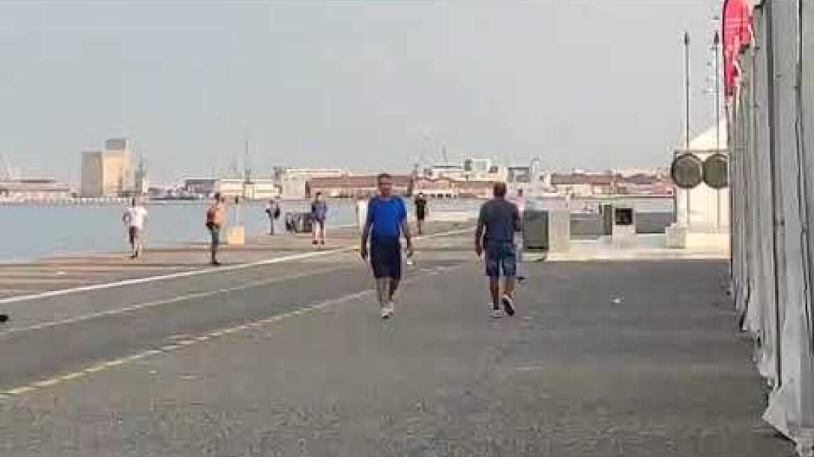 Αλγερινός βούτηξε με χειροπέδες στον Θερμαϊκό - Η στιγμή που ξεφεύγει από τους αστυνομικούς