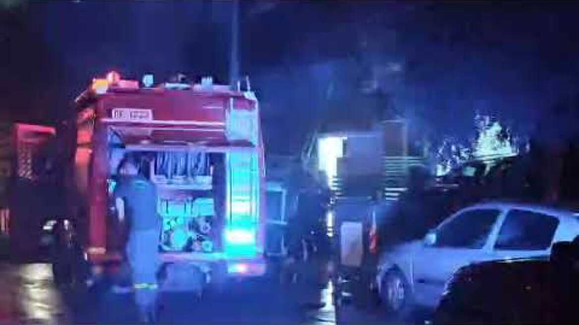 Χωρίς τις αισθήσεις τους δύο άνδρες που εγκλωβίστηκαν σε φωτιά σε διαμέρισμα στην Καλλιθέα