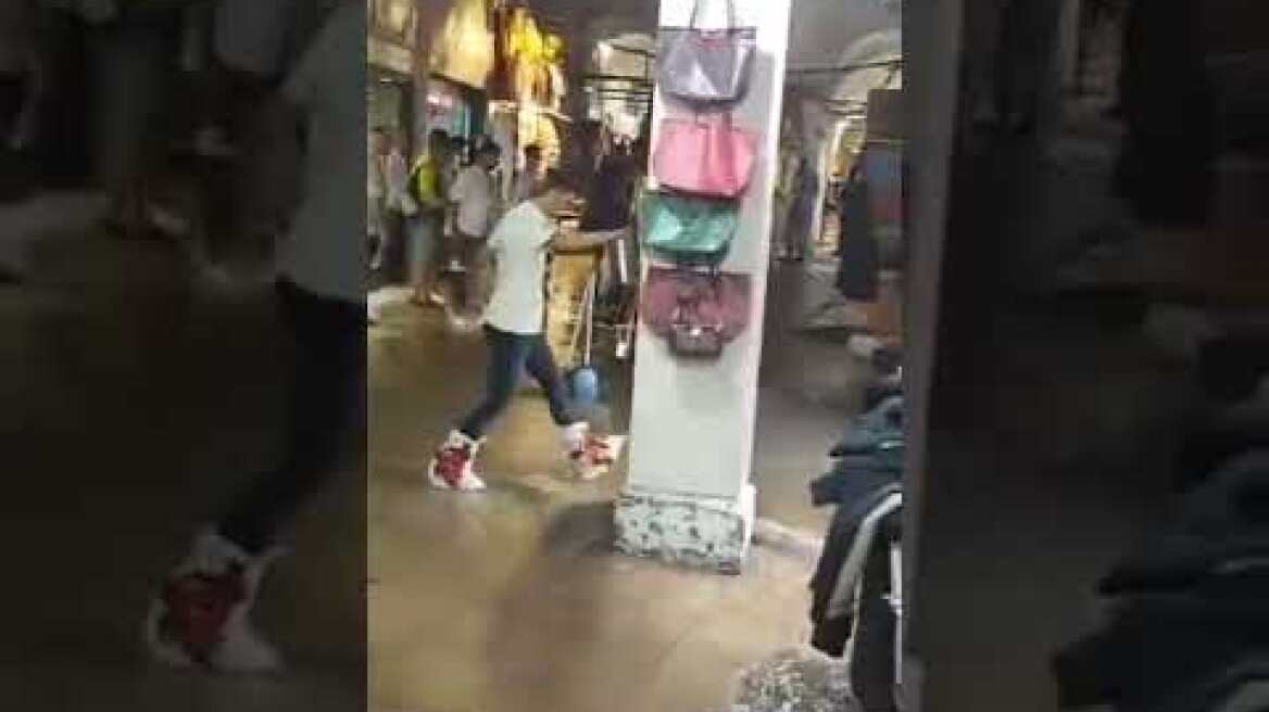 Son Dakika: İstanbul Fatih'te bulunan Tarihi Kapalı Çarşı'yı su bastı.