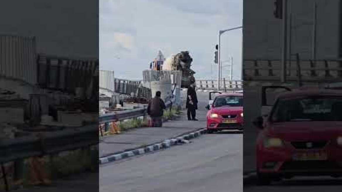 Ηχούν σειρήνες στο Ισραήλ - Οδηγοί προσπαθούν να προστατευτούν