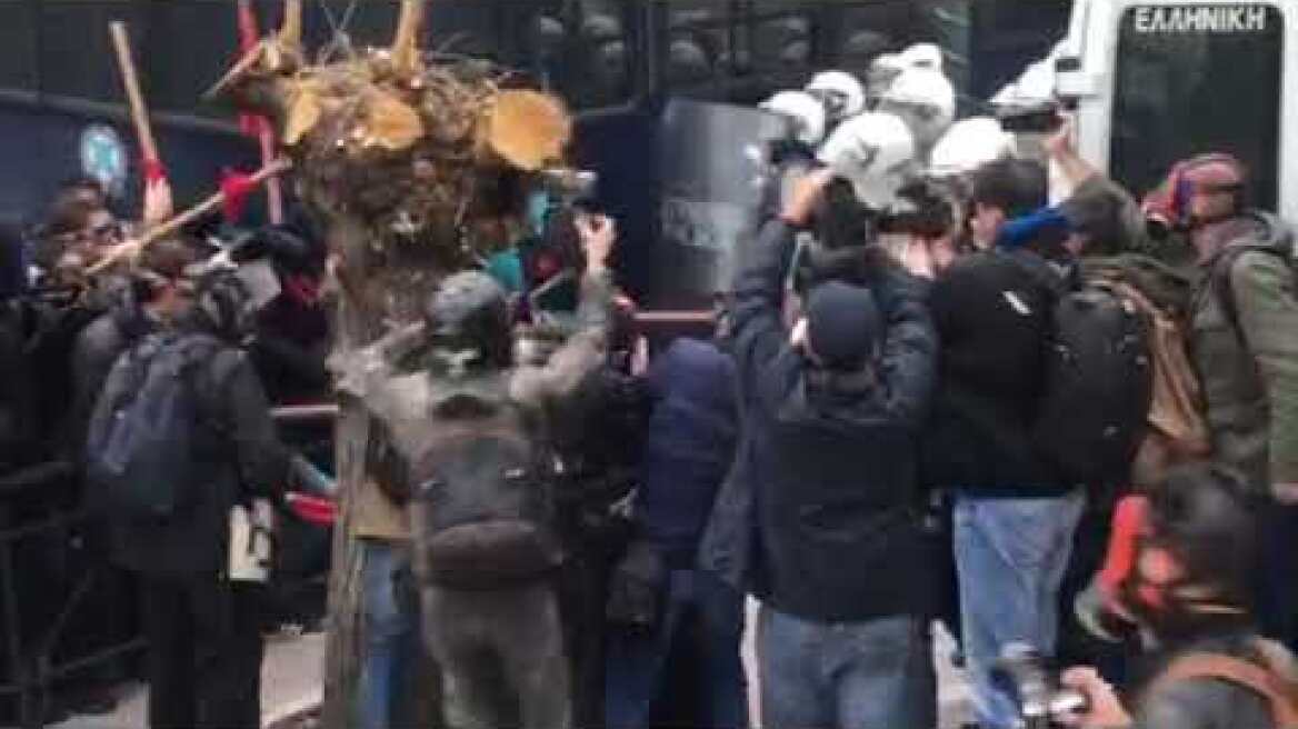 Ψεκάζουν με χημικά διαδηλωτές και δημοσιογράφους στο πρόσωπο