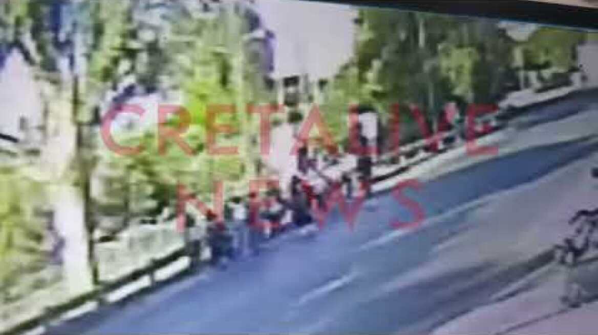 Σοκαριστικό τροχαίο: Μηχανάκι παρέσυρε δάσκαλο μπροστά στα μάτια των μαθητών του