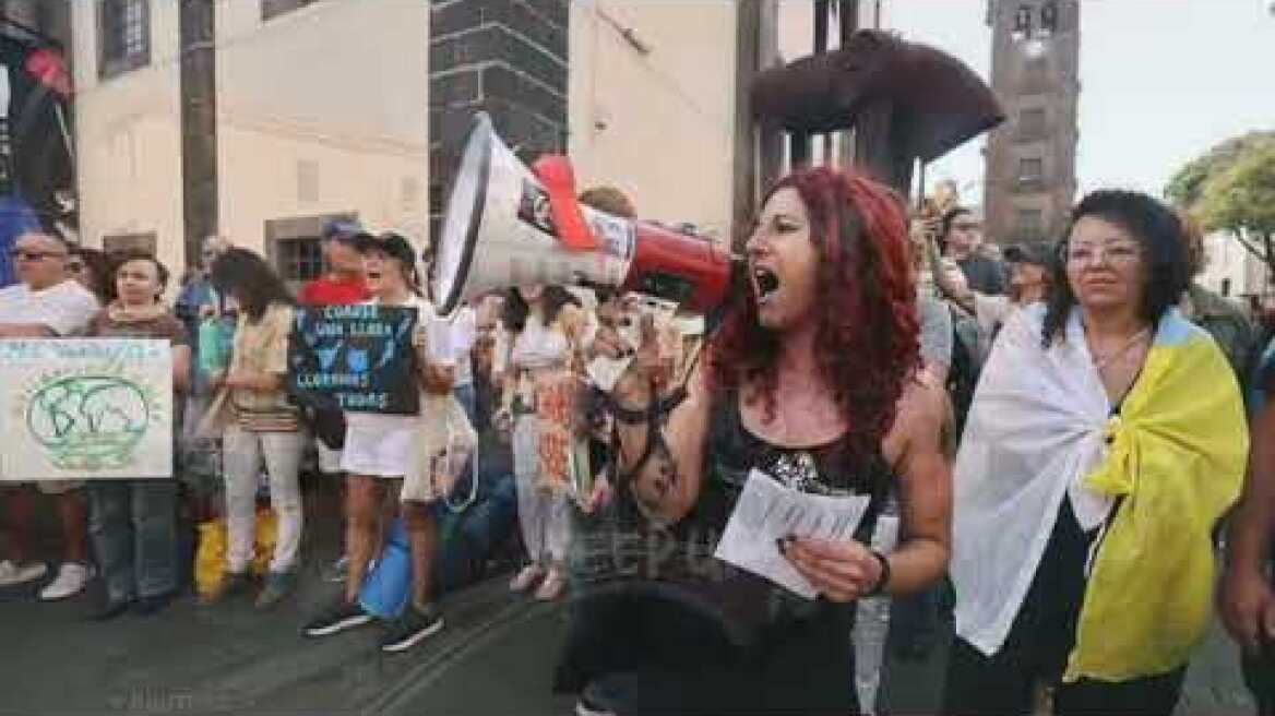 News: Angry mob of 'anti-tourism' protesters use water pistols to drench foreign visitors at...