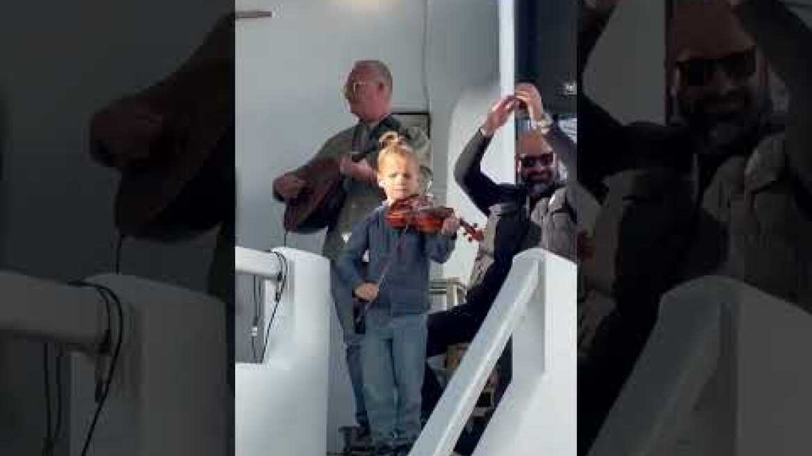 Ο 6χρονος Βιολιτζης, που τρέλανε πανηγύρι στην Τήνο