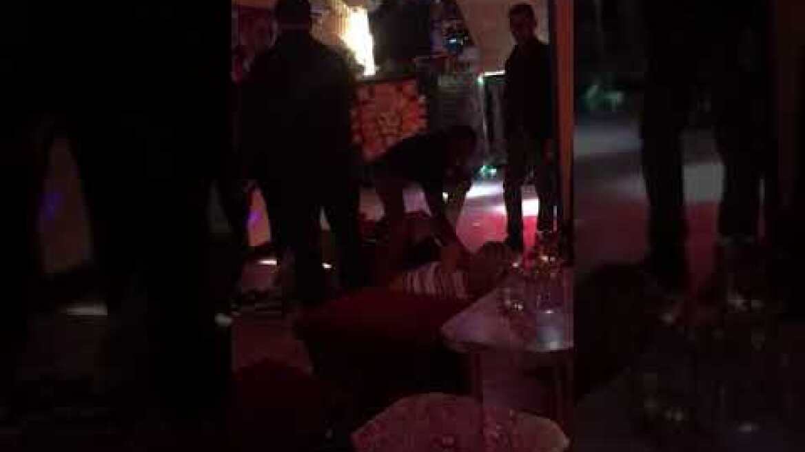 Πρωταγωνιστρια σε ερωτικες ταινίες πνίγει  με λαβή θερμοαιμο θαυμαστη της