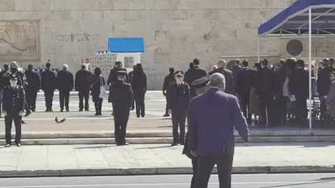 H ανάκρουση του εθνικού ύμνου από τη φιλαρμονική του Δήμου