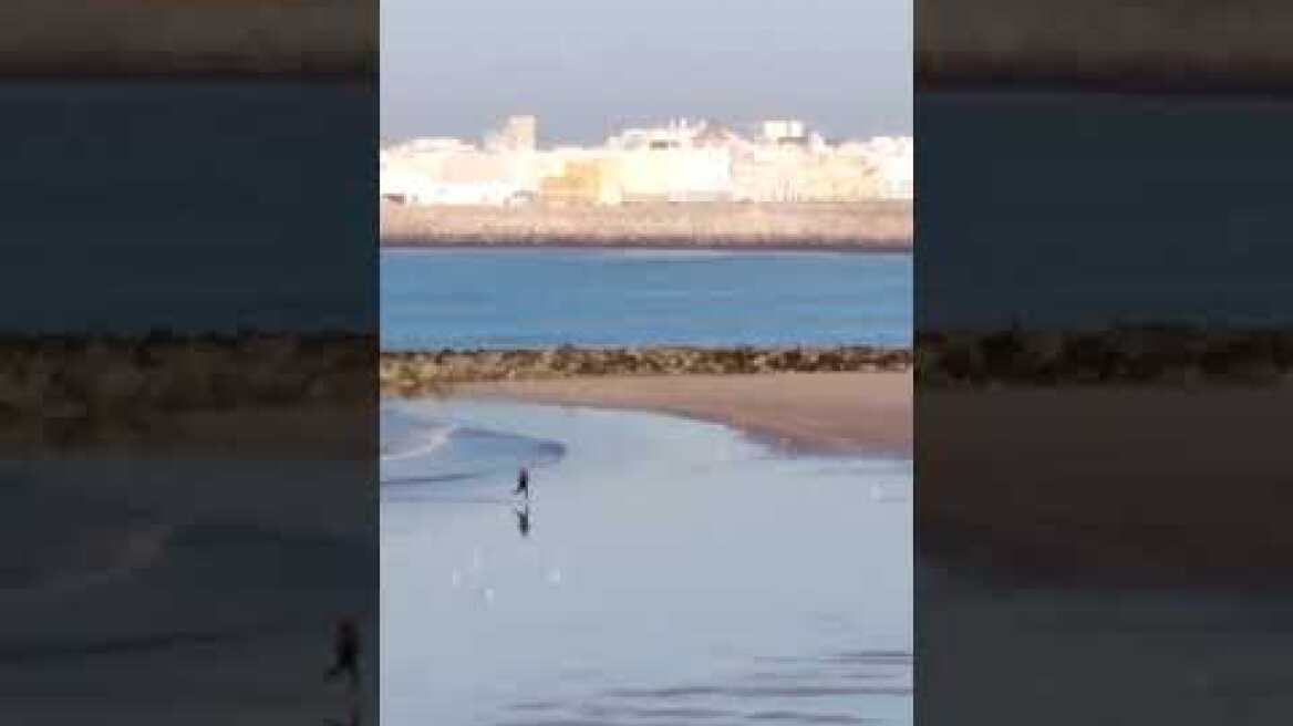 Llega una patera a la playa de Santa María del Mar