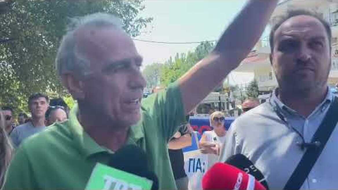 Κάτοικοι του Βλοχού περιμένουν τον Μητσοτάκη για να του θέσουν ξανά το θέμα της μετεγκατάστασης (3)