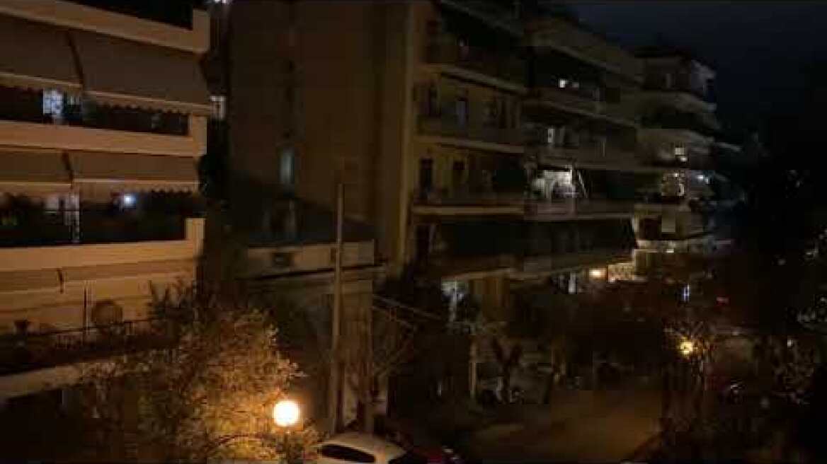 Η Αθήνα -και όχι μόνο- έδωσε το μεγαλύτερο χειροκρότημά της σε γιατρούς και νοσηλευτές