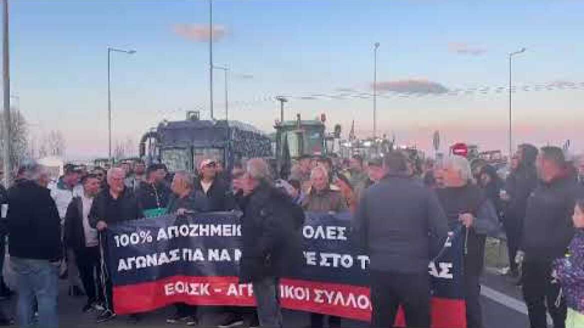 Μπλόκο αγροτών στην Καρδίτσα (2)