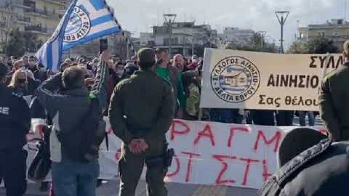 Ακραίος συνωστισμός στην Ορεστιάδα σε συγκέντρωση για το μεταναστευτικό